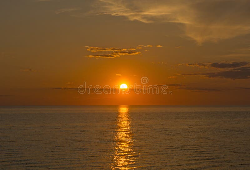 Solnedgång med kvällsmoln royaltyfri bild