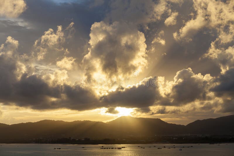 Solnedgång med himmel, moln över berget och andamanhavet på phuket arkivbilder Solnedgång med himmel, moln över berget och andamanhavet på phuket arkivbilder