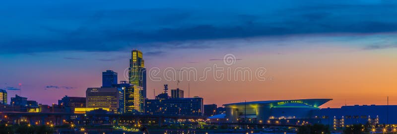 Solnedgång med härlig horisont i stadens centrum Omaha Nebraska arkivfoto Solnedgång med härlig horisont i stadens centrum Omaha Nebraska arkivfoto