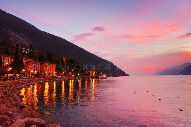 Solnedgång med härliga färger på Lago di Garda, Torbole sul Garda, nordliga Italien arkivbild Solnedgång med härliga färger på Lago di Garda, Torbole sul Garda, nordliga Italien arkivbild