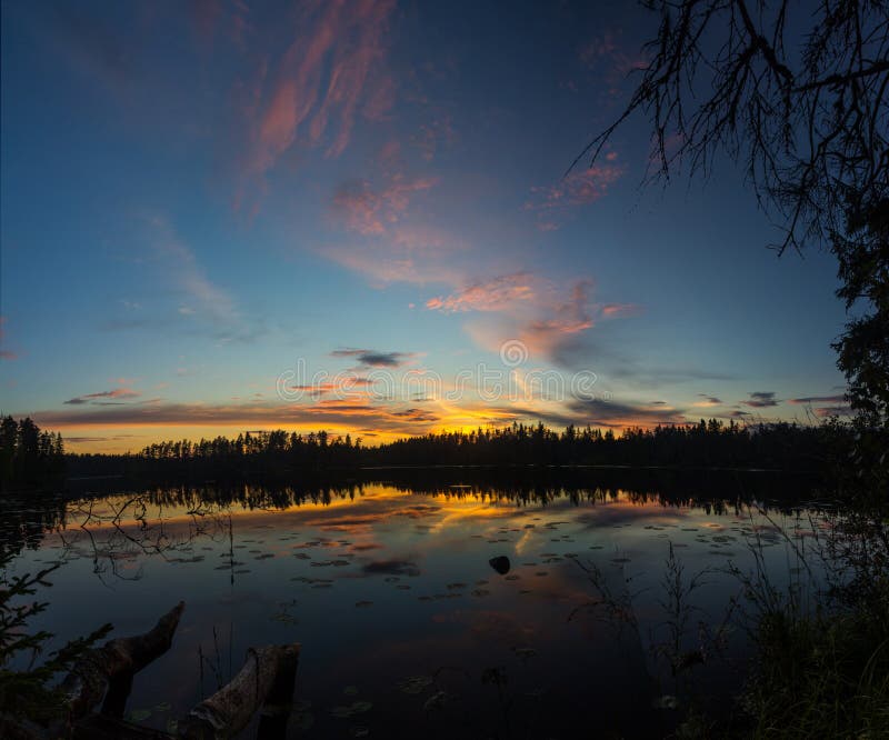 Solnedgång oblast på Vetrenno för sjön, det Karelian näset, Leningrad, Ryssland royaltyfria foton Solnedgång oblast på Vetrenno för sjön, det Karelian näset, Leningrad, Ryssland royaltyfria foton