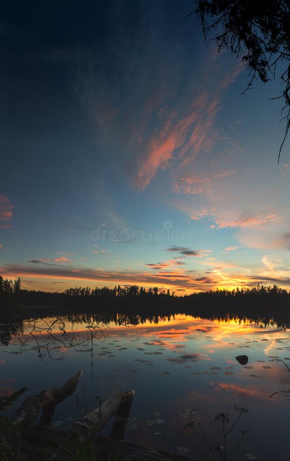 Solnedgång oblast på Vetrenno för sjön, det Karelian näset, Leningrad, Ryssland arkivbilder Solnedgång oblast på Vetrenno för sjön, det Karelian näset, Leningrad, Ryssland arkivbilder
