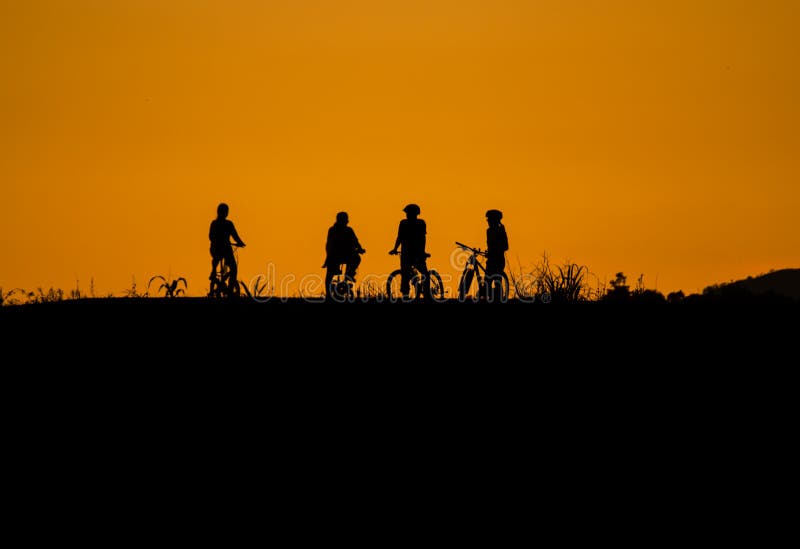 Solnedgång och cyklist royaltyfri bild Solnedgång och cyklist royaltyfri bild