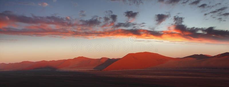 Solnedgång och röd sanddyn, Namib öken, Namibia arkivfoton Solnedgång och röd sanddyn, Namib öken, Namibia arkivfoton