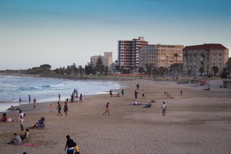 Solnedgång på den Humewood stranden i port Elizabeth South Africa med rel royaltyfri fotografi