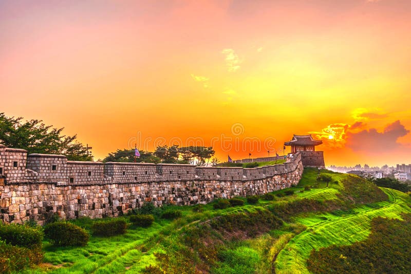 Solnedgång på den Hwaseong fästningen i Seoul, Sydkorea royaltyfria foton Solnedgång på den Hwaseong fästningen i Seoul, Sydkorea royaltyfria foton