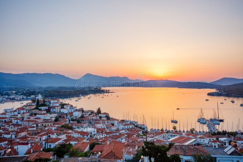 Solnedgång på den Poros ön, Grekland Flyg- surrfoto arkivfoton Solnedgång på den Poros ön, Grekland Flyg- surrfoto arkivfoton