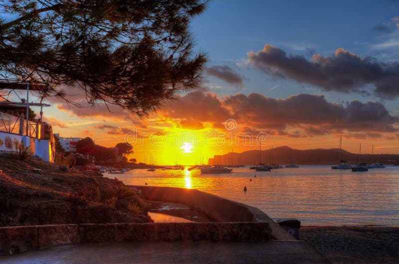 Solnedgång på den Santa Ponsa strandplayaen, Mallorca, Spanien arkivbild Solnedgång på den Santa Ponsa strandplayaen, Mallorca, Spanien arkivbild