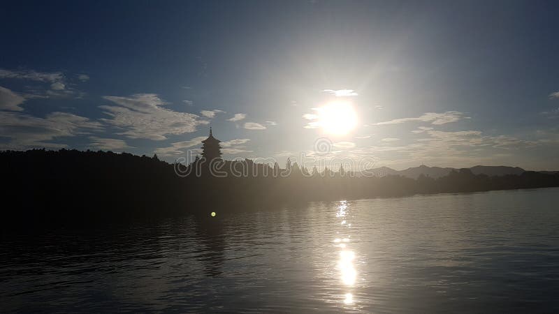 Solnedgång på den västra sjön royaltyfri bild Solnedgång på den västra sjön royaltyfri bild