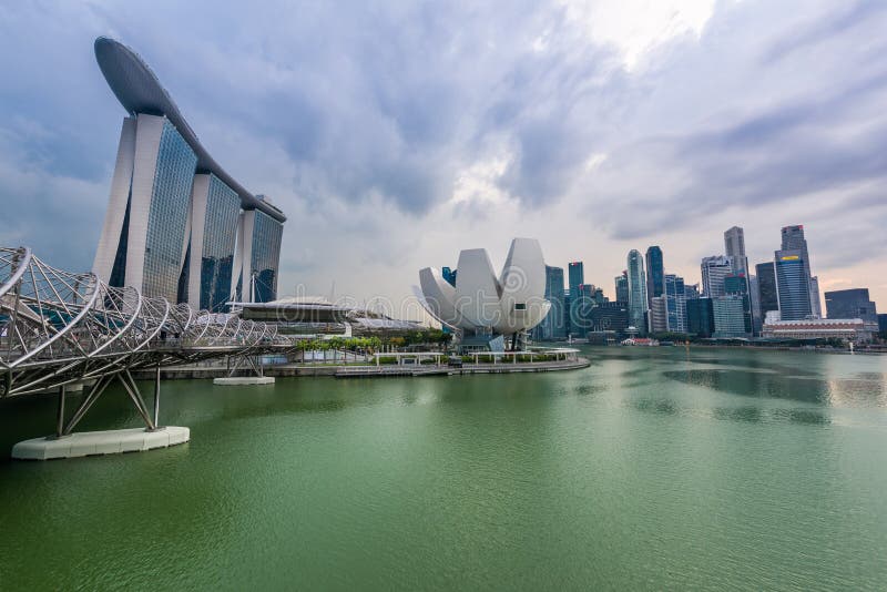 Solnedgång på huvudsakligt Singapore stadsområde på Marina Bay royaltyfri bild Solnedgång på huvudsakligt Singapore stadsområde på Marina Bay royaltyfri bild