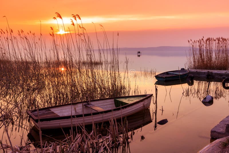 Solnedgång på sjön Balaton med ett fartyg