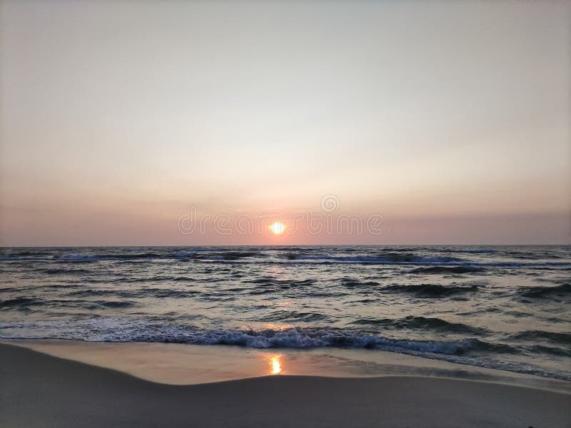 Solnedgång på tom baltisk strand arkivfoto