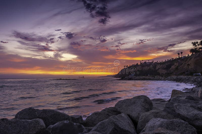 Solnedgång vid vit punkt kunglig palmstranden california royaltyfri fotografi