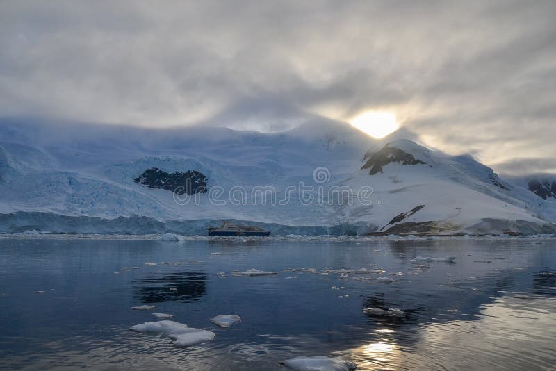 Solnedgång över berg i Antarktis fotografering för bildbyråer Solnedgång över berg i Antarktis fotografering för bildbyråer