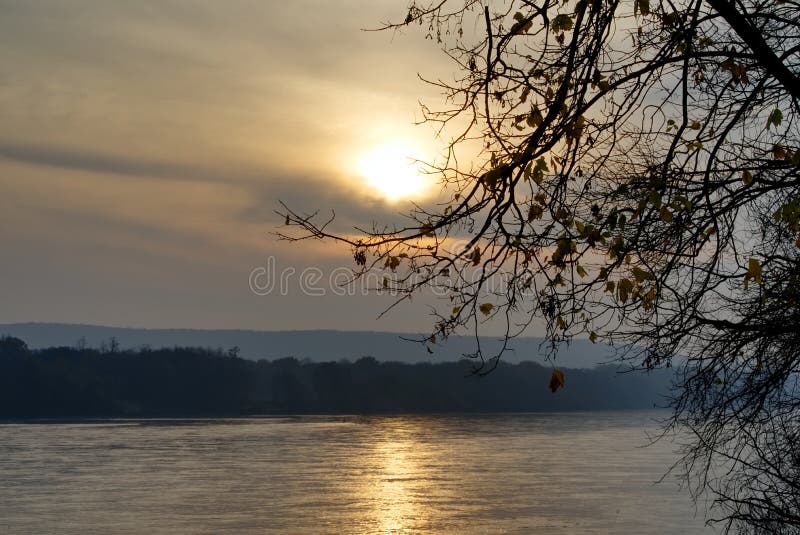 Solnedgång över den Danube floden royaltyfri fotografi Solnedgång över den Danube floden royaltyfri fotografi