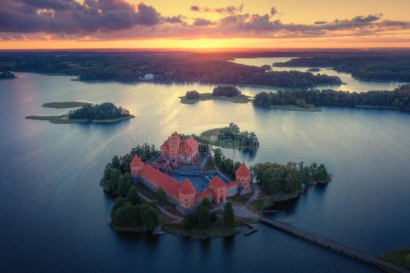 Solnedgång över det gamla slottet Trakai i Litauen, flygvy