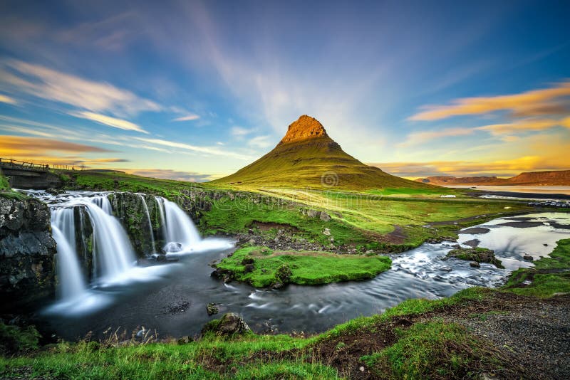 Solnedgång över det Kirkjufellsfoss vattenfall- och Kirkjufell berget in arkivbilder Solnedgång över det Kirkjufellsfoss vattenfall- och Kirkjufell berget in arkivbilder