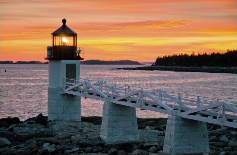 Solnedgång över fyren i Maine royaltyfria bilder Solnedgång över fyren i Maine royaltyfria bilder