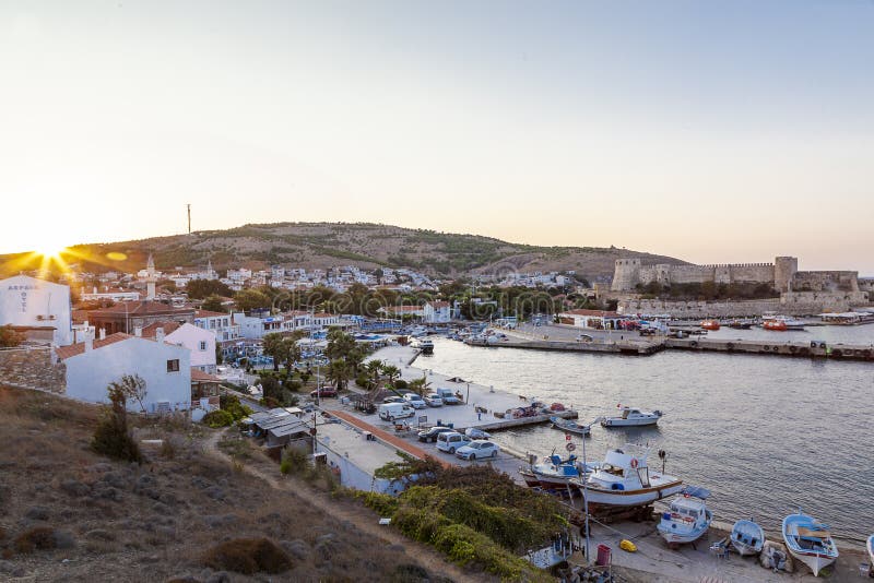 Solnedgång över gammal stad, port och catle av den Bozcaada Tenedos ön vid det Aegean havet fotografering för bildbyråer Solnedgång över gammal stad, port och catle av den Bozcaada Tenedos ön vid det Aegean havet fotografering för bildbyråer