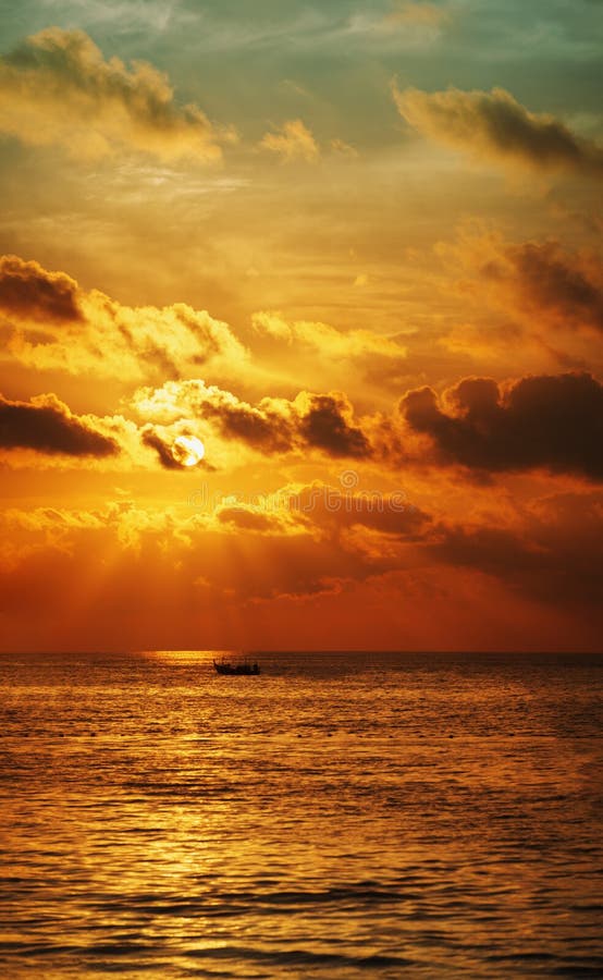 Solnedgång över hav. Panorama för lodlinjekickupplösning.