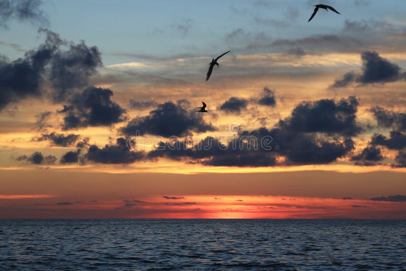 Solnedgång över havet med tunga Cloudscape, himmelutbyten royaltyfri bild Solnedgång över havet med tunga Cloudscape, himmelutbyten royaltyfri bild