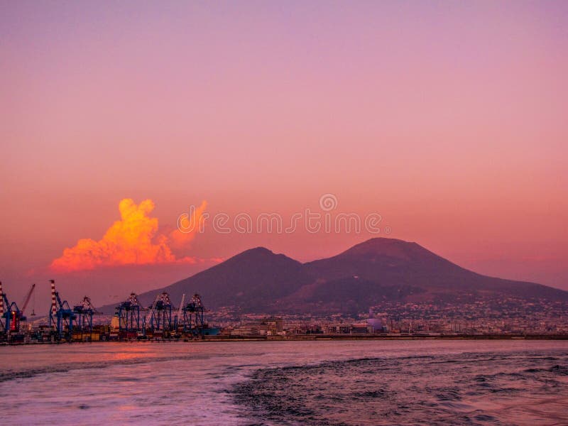 Solnedgång över Mountet Vesuvius arkivbild Solnedgång över Mountet Vesuvius arkivbild