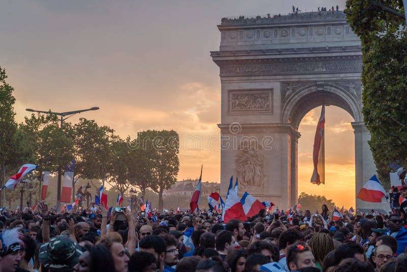 Solnedgång över Paris efter 2018 Juli 15th världscupfinaler arkivbilder Solnedgång över Paris efter 2018 Juli 15th världscupfinaler arkivbilder