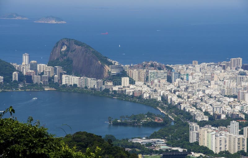 Solnedgången beskådar av bergsocker släntrar och Botafogo i Rio de Janeiro _ royaltyfria bilder Solnedgången beskådar av bergsocker släntrar och Botafogo i Rio de Janeiro _ royaltyfria bilder