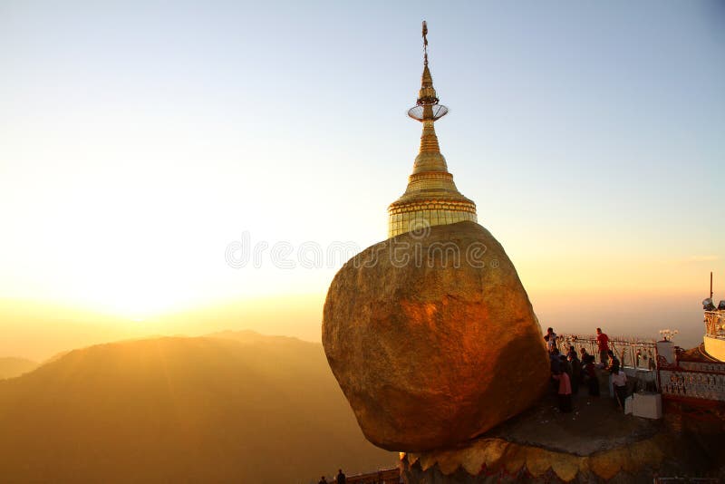 Solnedgången på guld- vaggar, Myanmar fotografering för bildbyråer Solnedgången på guld- vaggar, Myanmar fotografering för bildbyråer