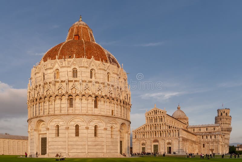 Solnedgångljus på fältet av mirakel, Pisa, Tuscany, Italien royaltyfria foton Solnedgångljus på fältet av mirakel, Pisa, Tuscany, Italien royaltyfria foton
