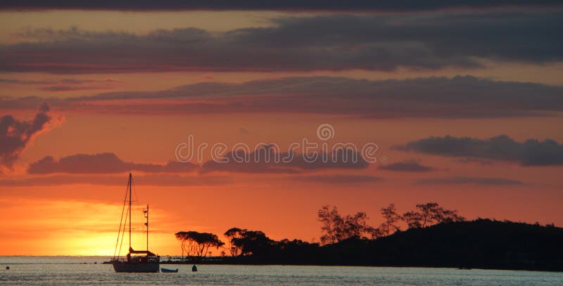 Solnedgångplats över det Arafura havet och den röda öSeisia udden York Australien