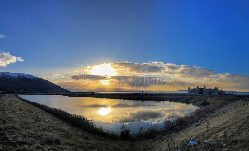 Solnedgångreflexion i vinter på Great Salt Lake, vid den historiska Saltair byggnaden, panorama SaltAiren, den Saltair semesteror royaltyfri foto Solnedgångreflexion i vinter på Great Salt Lake, vid den historiska Saltair byggnaden, panorama SaltAiren, den Saltair semesteror royaltyfri foto