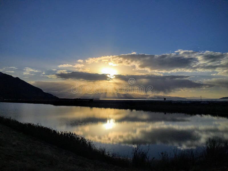 Solnedgångreflexion i vinter på Great Salt Lake, vid den historiska Saltair byggnaden, panorama SaltAiren, den Saltair semesteror arkivbild Solnedgångreflexion i vinter på Great Salt Lake, vid den historiska Saltair byggnaden, panorama SaltAiren, den Saltair semesteror arkivbild