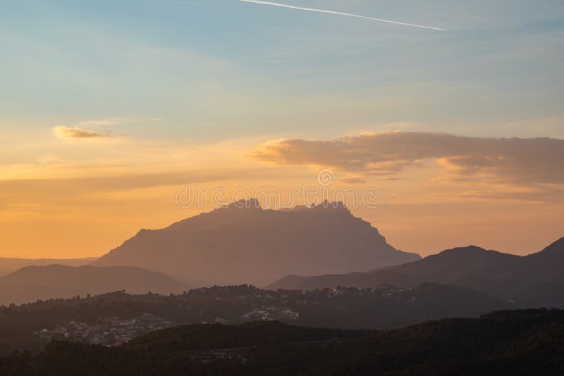 Solnedgångsikt av en bergskedja med orange och blå himmel arkivbilder Solnedgångsikt av en bergskedja med orange och blå himmel arkivbilder