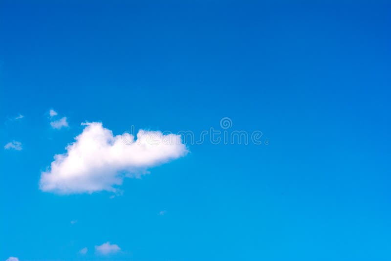 Solo cielo solo Sunny Day azul mullido de la nube simple