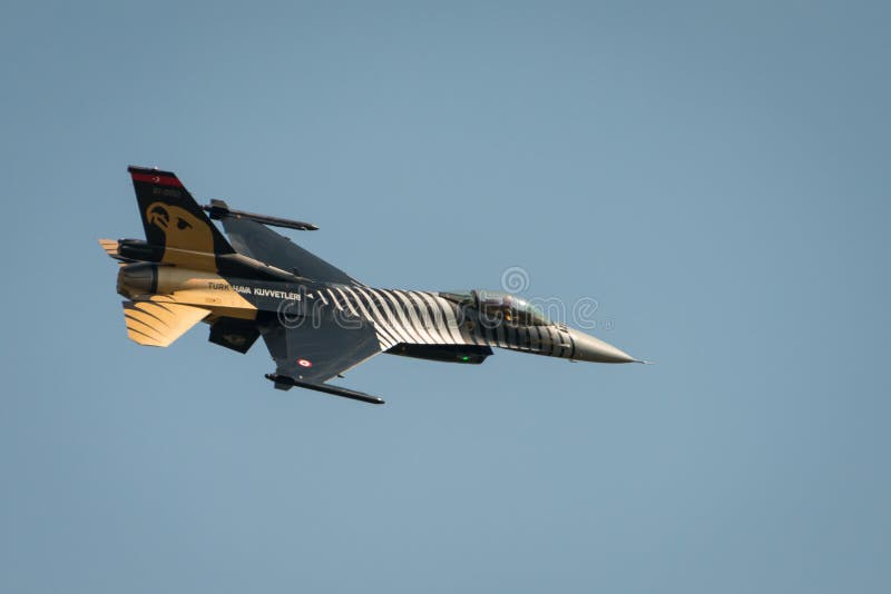 Solo- diplay Flugzeuge türkische Luftwaffe F16 stockbild Solo- diplay Flugzeuge türkische Luftwaffe F16 stockbild