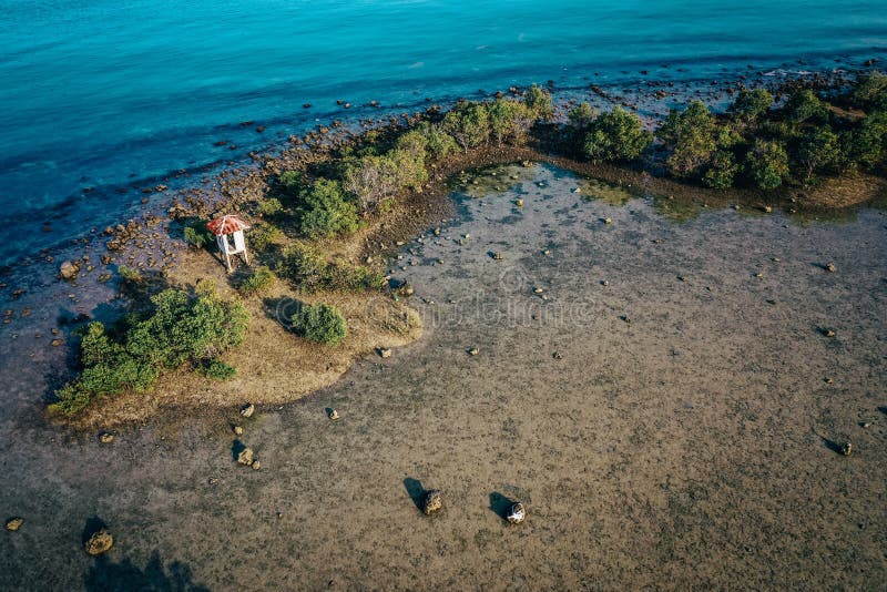 Solo plattelandshuisje in het midden van eiland royalty-vrije stock afbeelding Solo plattelandshuisje in het midden van eiland royalty-vrije stock afbeelding