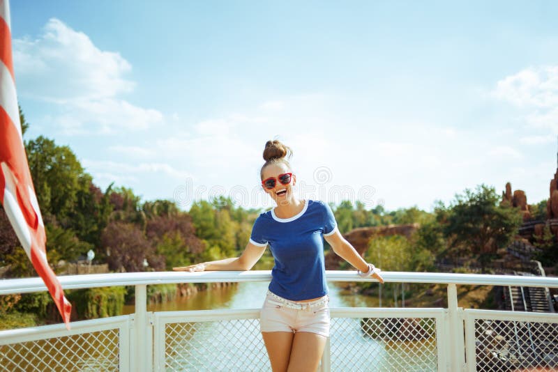 Solo- touristische Frau des glücklichen Sitzes auf dem Flussboot, das Flusskreuzfahrt hat stockfoto Solo- touristische Frau des glücklichen Sitzes auf dem Flussboot, das Flusskreuzfahrt hat stockfoto