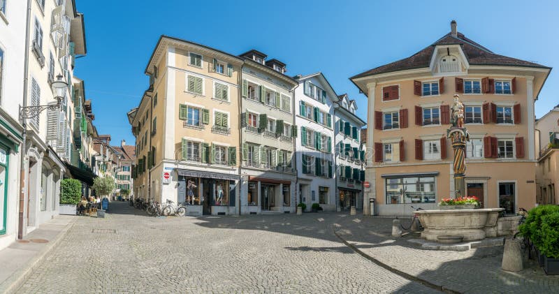 Solothurn, ΕΤΣΙ/Ελβετία - 2 Ιουνίου 2019: ιστορική παλαιά κωμόπολη στην ελβετική πόλη Solothurn με μια άποψη του Αγίου George στοκ φωτογραφίες Solothurn, ΕΤΣΙ/Ελβετία - 2 Ιουνίου 2019: ιστορική παλαιά κωμόπολη στην ελβετική πόλη Solothurn με μια άποψη του Αγίου George στοκ φωτογραφίες