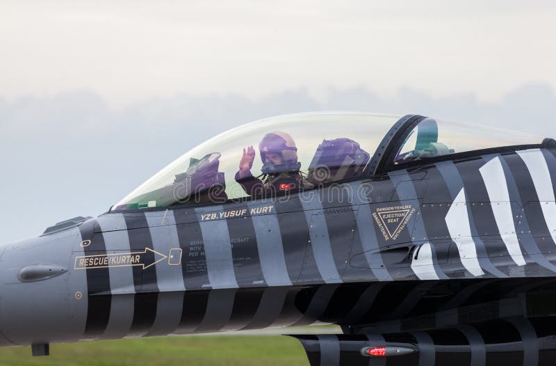 Soloturk turc de l'Armée de l'Air F-16 sur le salon de l'aéronautique de Berlin images stock Soloturk turc de l'Armée de l'Air F-16 sur le salon de l'aéronautique de Berlin images stock