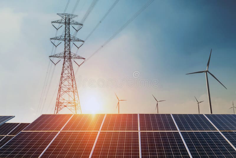 Solpaneler med ren makt för elektricitetspylon- och vindturbin fotografering för bildbyråer