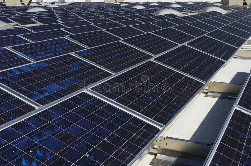 Solpaneler på solenergiväxten arkivbilder Solpaneler på solenergiväxten arkivbilder