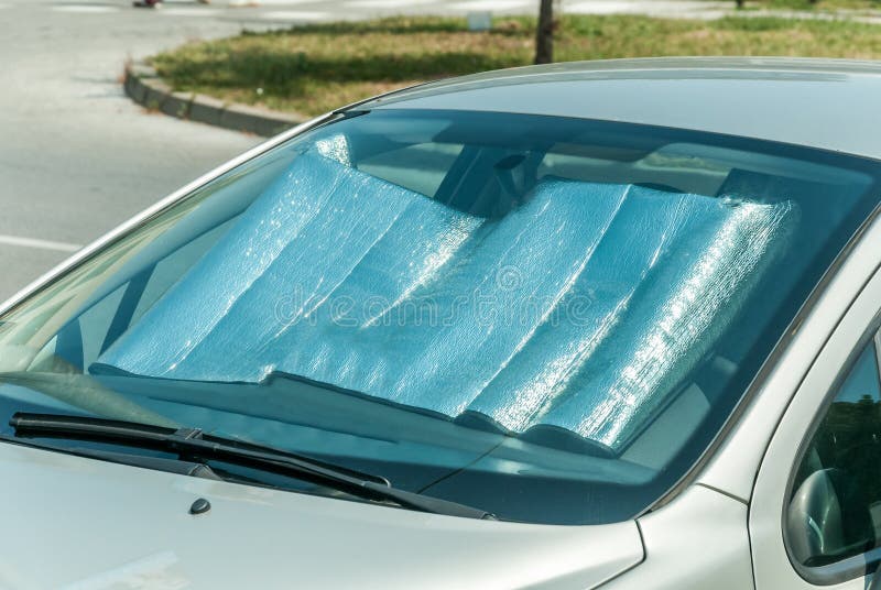 Solreflektor på vindrutan eller vindrutan som skydd av den plast- inomhus panelen för bil från direkt solljus och värme arkivfoto Solreflektor på vindrutan eller vindrutan som skydd av den plast- inomhus panelen för bil från direkt solljus och värme arkivfoto