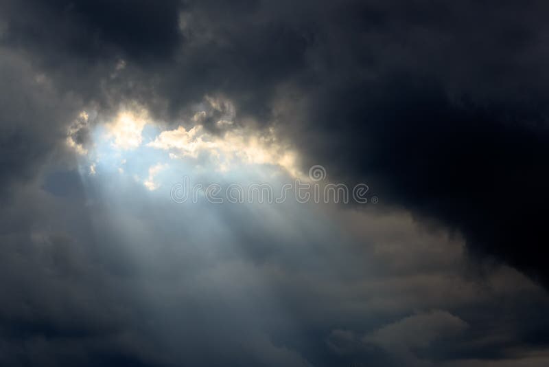Solstråle i mörkermoln och himmel arkivfoton Solstråle i mörkermoln och himmel arkivfoton
