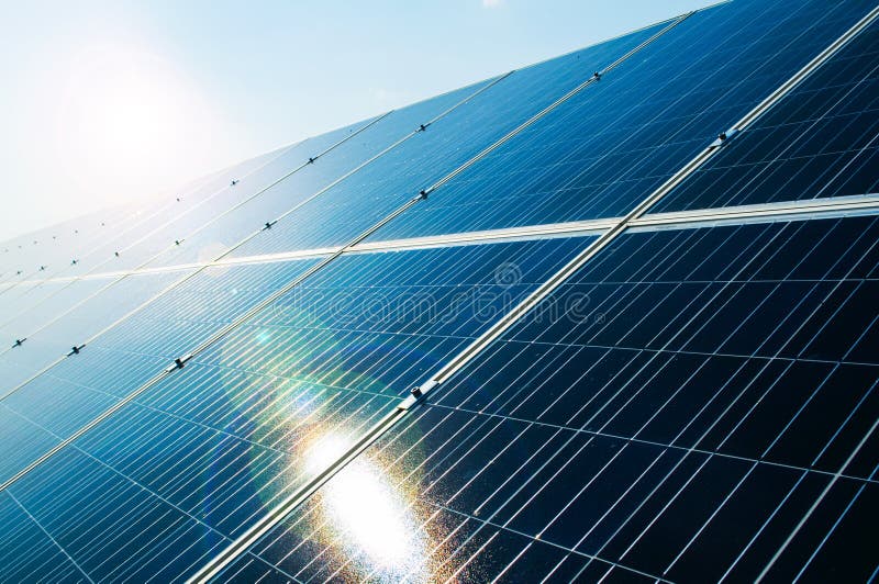 Solstråle som reflekterar på photovoltaic panel för solenergi royaltyfri bild Solstråle som reflekterar på photovoltaic panel för solenergi royaltyfri bild