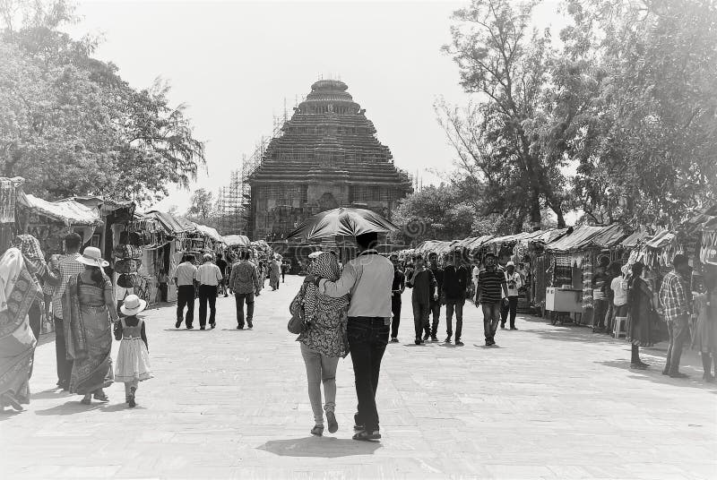 Soltempel Konark, ett par som går in mot templet arkivfoto Soltempel Konark, ett par som går in mot templet arkivfoto