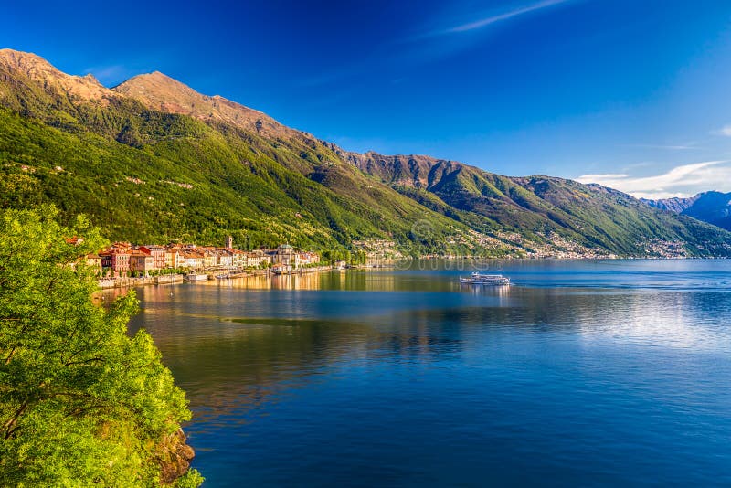 Soluppgång i den Cannero riviera byn, sjö Maggiore, Verbania, Piedmont, Italien arkivbild Soluppgång i den Cannero riviera byn, sjö Maggiore, Verbania, Piedmont, Italien arkivbild