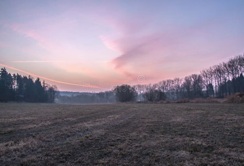 Soluppgång i tidigt vårlandskap royaltyfria bilder Soluppgång i tidigt vårlandskap royaltyfria bilder