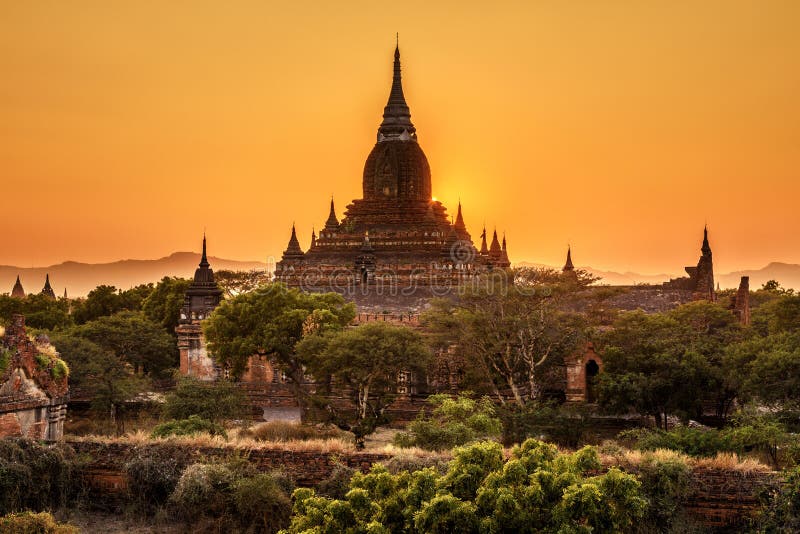Soluppgång ovanför en tempel i Bagan arkivbilder