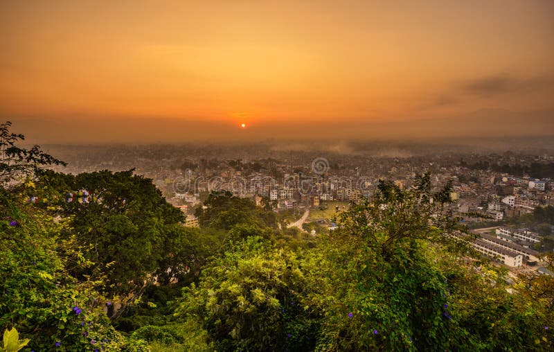 Soluppgång ovanför Katmandu, Nepal som beskådas från den Swayambhunath ten arkivfoton